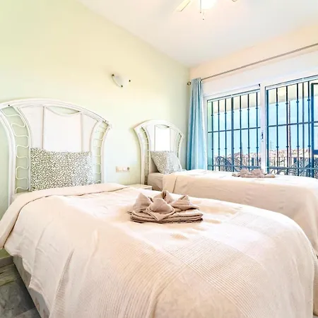 Apartamento Mijas Golf Retreat With Private Garden, Ideal For Golf Lovers *